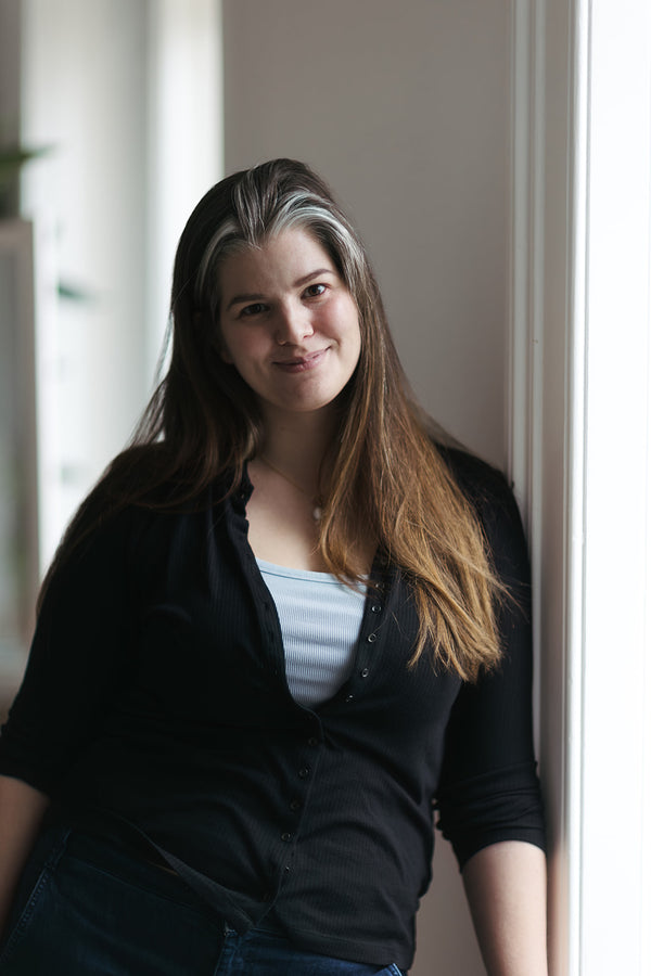 Portraitfoto-Anna-Just_laechelnd-in-die-Kamera_photocredits-charlotte-jani