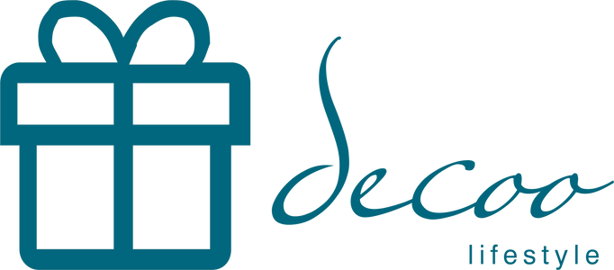 Logo vom Geschäft decoo lifestyle aus Wien - hier sind die Artikel rund um Luzi Waldmaus und ihre Papeteriekollektion von Anna Just erhältlich.