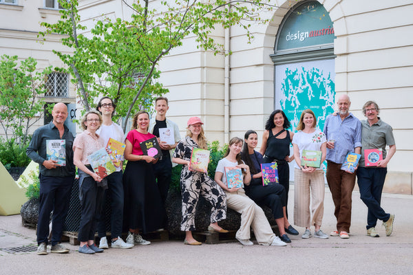 Gruppenfoto im Innenhof MQ in Wien vor dem Designforum, jeweils mit einem Buchtitel in der Hand: Von li. na. re. Wolfgang Hartl (Edition5Haus), Joanna Storm (G&G), León Schellhaas (Achse Verlag), Tanja Raich (Leykam), Raphael Besenbäck (Bibliothek der Provinz), (G6G), Teresa Mossbauer (Achse), Magda Hassan (Edition5Haus), Anna-Katharina Stacher-Gfall (Jungbrunnen), Jürgen Lagger (Luftschacht), Tobias Pichler (Edition 5 Haus) 